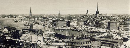 I året 1900 lod Hasse W. Tullberg trykke et fotopanorama over Stockholm. 
 Billedet består af fire blik som er taget fra Katarinaelevatoren.