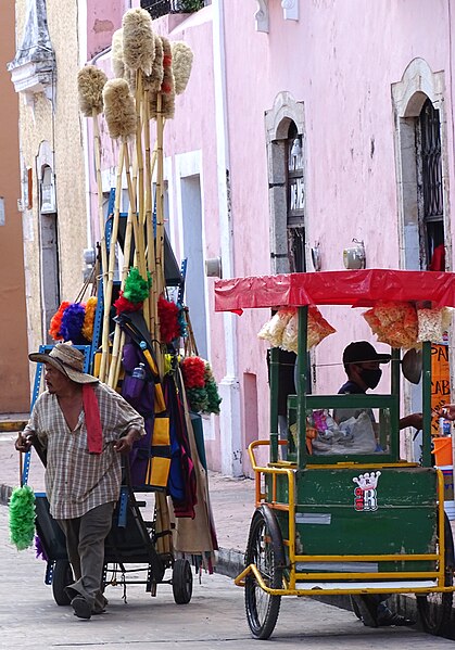 File:Street Scene with Vendors - Valladolid - Yucatan - Mexico.jpg