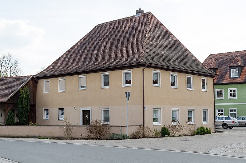 File:Sugenheim, Marktplatz 2, 001.jpg