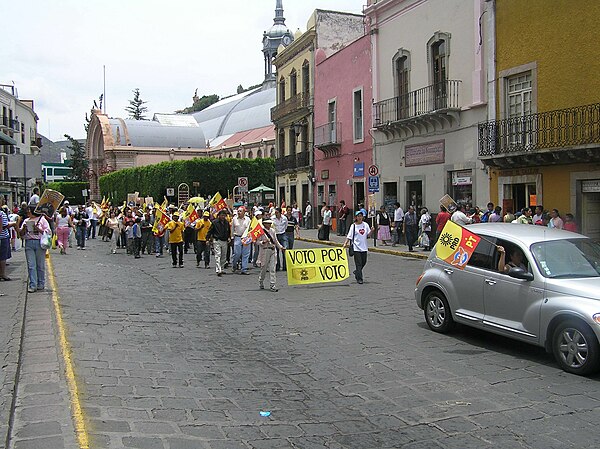 Supporters of López Obrador marching in Guanajuato