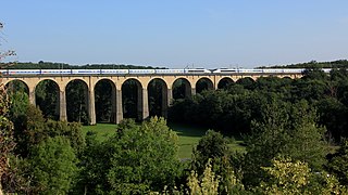 UM TGVA sur le viaduc de Lusignan (2011)