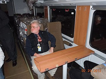 Површина стола са постољем се може склопити у путничком возу