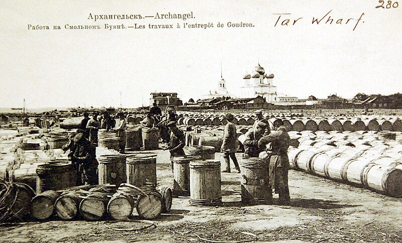 File:Tar wharf, Archangel, Russia, 1916-22 (25443807008).jpg