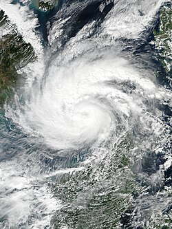 天秤靠近越南南部，并发展出云卷风眼。