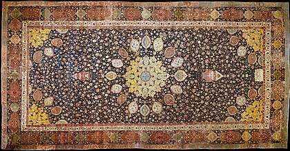 O Tapete de Ardabil é um par de tapetes persas mundialmente famosos tecidos durante o reinado do xá Tamaspe I para o túmulo de seu avô. Agora este, na imagem, é propriedade do Museu Vitória e Alberto em Londres e o outro é mantido no Museu de Arte do Condado de Los Angeles. É considerado um documento histórico porque tem data e assinatura sendo tecido em 1539 d.C. no 13.º ano do reinado do xá Tamaspe I. Seu tecido é de seda e tem nós turcos, e o nome Maqsud de Caxã é tecido nele. (definição 8 029 × 4 189)
