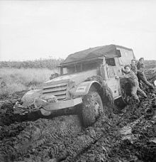 Cette autochenille de la 11e division blindée de l’armée de terre du Royaume-Uni, qui est pourtant supposée être un véhicule tout-terrain, est ici sévèrement embourbée en opération aux Pays-Bas, le 19 octobre 1944.