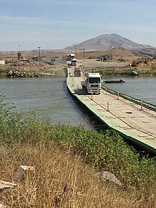 Border crossing at Semalka between Iraqi Kurdistan government and the AANES on the Tigris river. The pontoon bridge at Semalka.jpg