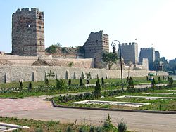 Theodosianische Landmauer in Istanbul.jpg