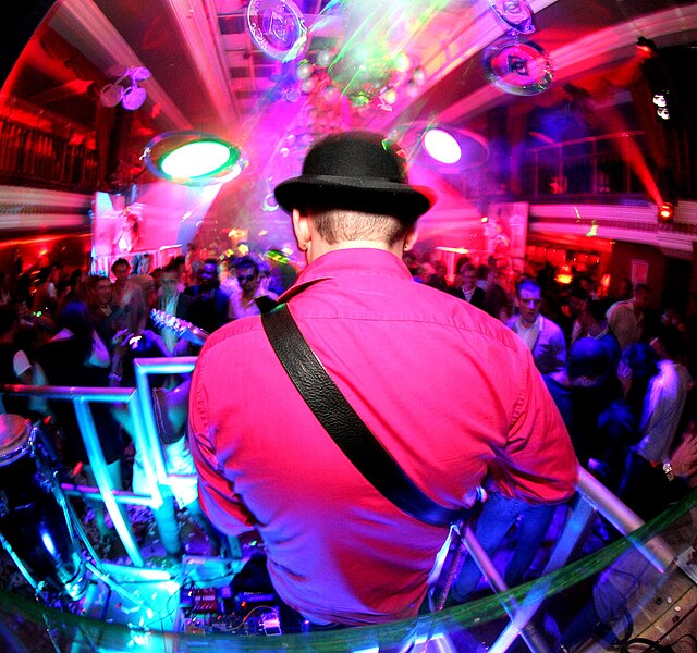 File:Tim Scott’s live Guitar Mashing at Pacha, London 2007.jpg