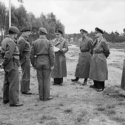 כניעה ראשונה-מונטגומרי (שני משמאל) מקבל את המשלחת הגרמנית בראשות פון פרידבורג (מחזיק מסמך). מימין-אדמירל גרהרד וגנר; גנרל אברהרד קינצל[1]. 3 במאי 1945