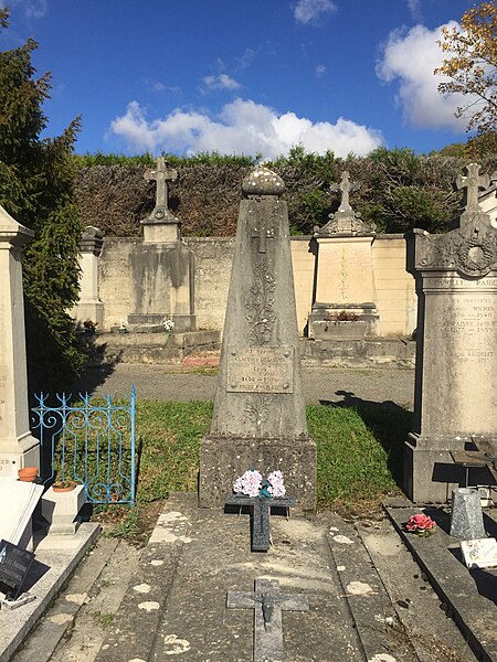 File:Tombe Claudius Delorme (1842-1908) cimetière de Beynost.jpg