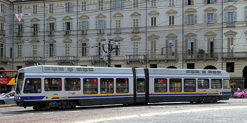 File:Torino, ATM-5000-tramo sur Piazza Castello, 1.jpeg