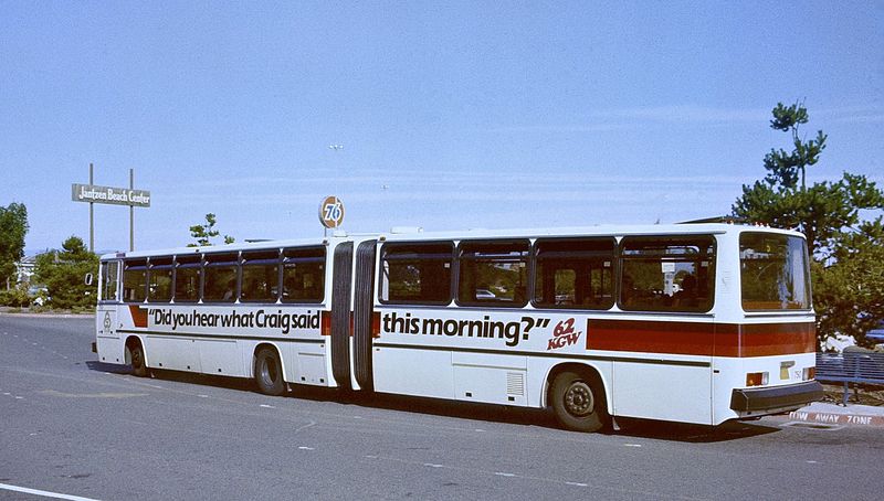 File:Tri-Met Crown-Ikarus articulated bus, side-rear view, in Sep. 1982.jpg