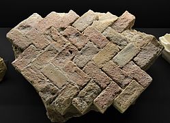 Pavé en briques appareillé du Ier siècle de notre ère provenant de l'ancienne Lucentum, ville ibérico-romaine (musée archéologique d'Alicante en Espagne).