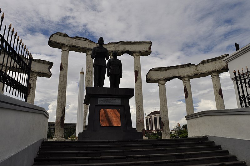 File:Tugu Pahlawan 3.jpg