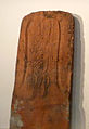Tuile gravée d'une figure de militaire coiffé d'un shako et portant un sabre[1]
