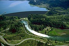 Der William L. Jess Dam staut Lost Creek Lake auf.