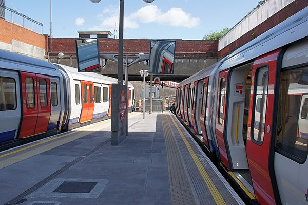 Platforms 3 (right) and 4 looking east