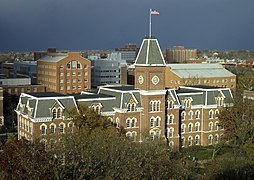 La Universidad Estatal de Ohio, tiene un cuerpo estudiantil de 65,000 estudiantes, uno de las más grandes del país.