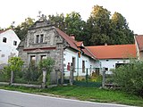 Čeština: Kamená fasáda ve Vahlovicích. Okres Strakonice, Česká republika.