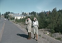 Valokuvaaja Constantin Grünberg ja Raija Järvelä kuvaamassa Haagassa, Isonnevantiellä 1970-1980