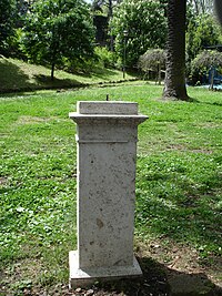 Quel che era rimasto del busto del Generale Roselli dopo il secondo atto vandalico di fine 2005.