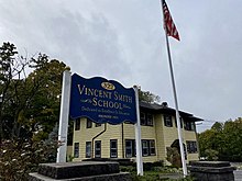 Школа Винсента Смита из Нью-Йорка 101 в деревне Флауэр-Хилл, Нью-Йорк.