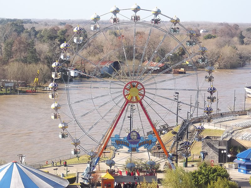 File:Vuelta al mundo en el Parque de la Costa.jpg