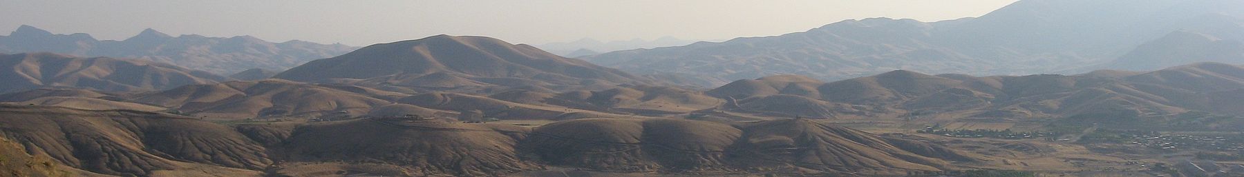 Sepanduk WV Pergunungan wilayah Kurdistan di sekitar Sanandaj.jpg