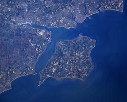 Satellitfoto över Solentsundet. I centrum är Isle of Wight. Längst upp till höger ligger Portsmouth.