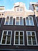 Huis, vanwege de zandstenen onderdelen van de gevelhals