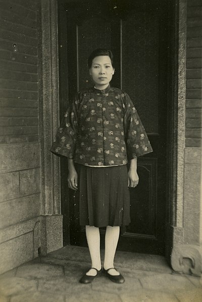 File:Woman in Hakka shirt in Toen 1930s.jpg
