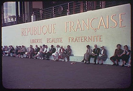Vue partielle du pavillon de la République française.