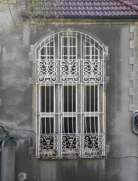 File:Wuppertal, Öhder Str. 19, Rückseite, großes vergittertes Fenster.jpg