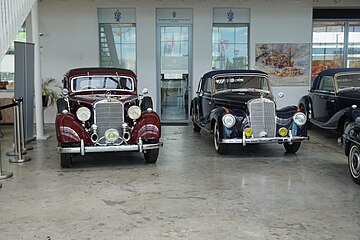 Zwei Schätzchen (links Mercedes-Benz W 142, rechts Mercedes-Benz 300Sc?)