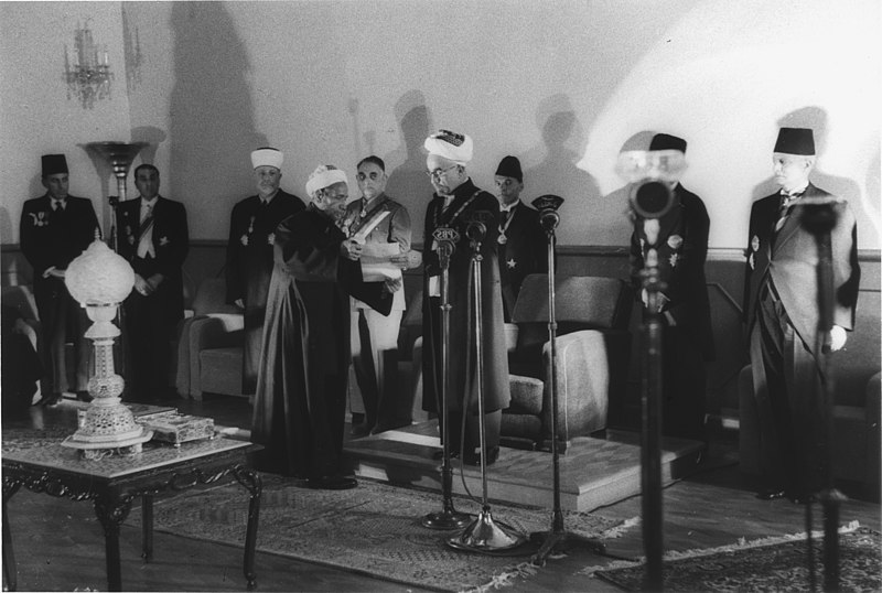 File:'Coronation' of King Abdullah in Amman. Sheik handing King Abdullah proclamation of the 'crowning' LOC matpc.14990.jpg