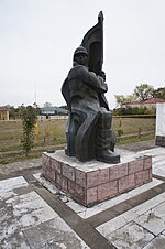 Миниатюра для Файл:Братская могила советских воинов, погибших в боях с фашистскими захватчиками скульптура молодого воина.jpg