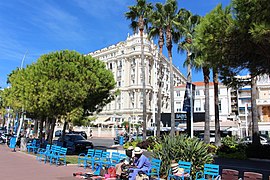 Les chaises Bleues sur la promenade face au Carlton.