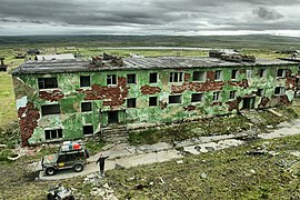 Zerfallene Gebäude am Kap Skorobejewski