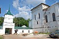 Спасская церковь Кирилло-Афанасьевского монастыря (1705) и Святые ворота..JPG