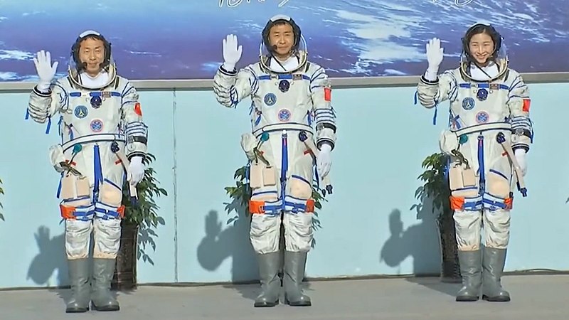 Fișier:神舟十四号航天员 Shenzhou 14 crew.jpg