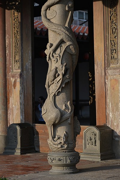 File:鹿港龍山寺 龍柱.jpg