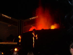 Een uitbarsting van de kunstvulkaan voor The Mirage in Las Vegas.