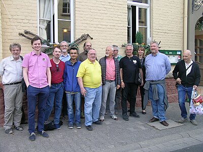 Gruppenbild vor Weinhaus Schaab Louis