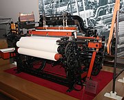 豊田自動織機。（無停止杼換式豊田自動織機 G型、1924年）。自動織機の一種。現在の「世界のTOYOTA」の原点。