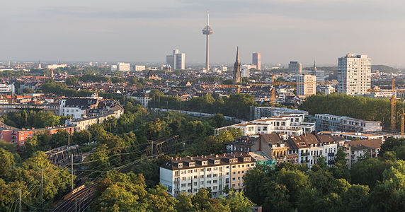 Blick von Köln-Zollstock Richtung Norden über Köln auf den Colonius