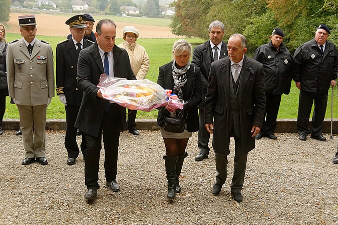 Dépôt de gerbe par Michel Zumkeller, député-maire de Valdoie, Marie-France Céfis, conseillère départementale, et Thierry Patte, maire de Banvillars.