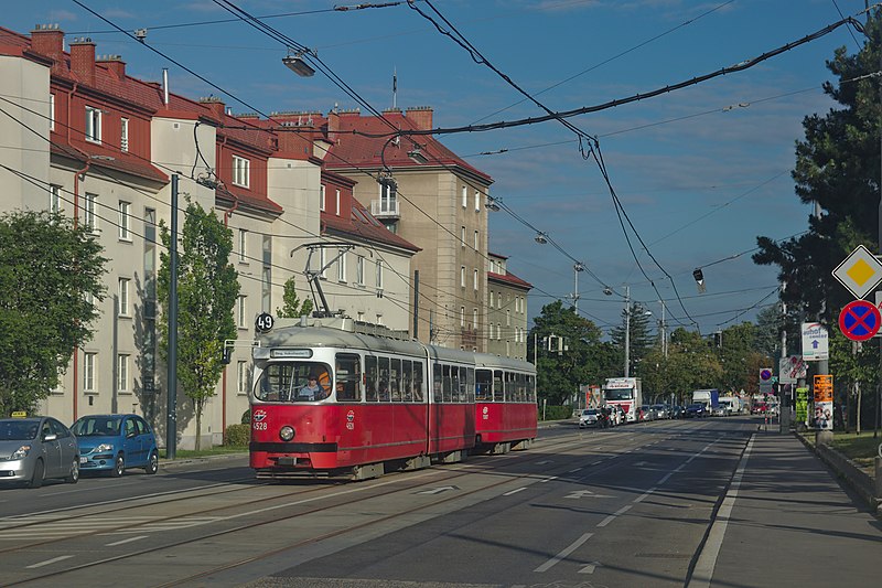 File:2018-06-19 AT Wien 14 Penzing, Linzer Straße, Hugo-Breitner-Hof, E1 4528+c4 1307 Linie 49 (48958092753).jpg