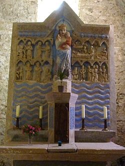 252 Chapelle de Parlatges Retable en pierre du XIVème siècle -scènes de la vie de la Vierge-.JPG