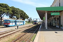 2 trenuri în stația de plasă. Aprilie 2017.jpg